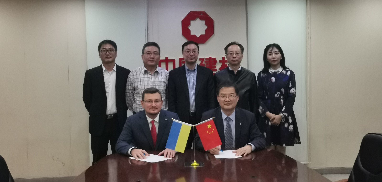 191111bet3365官方亚洲版工程集团签署乌克兰600td浮法玻璃总包合同.jpg