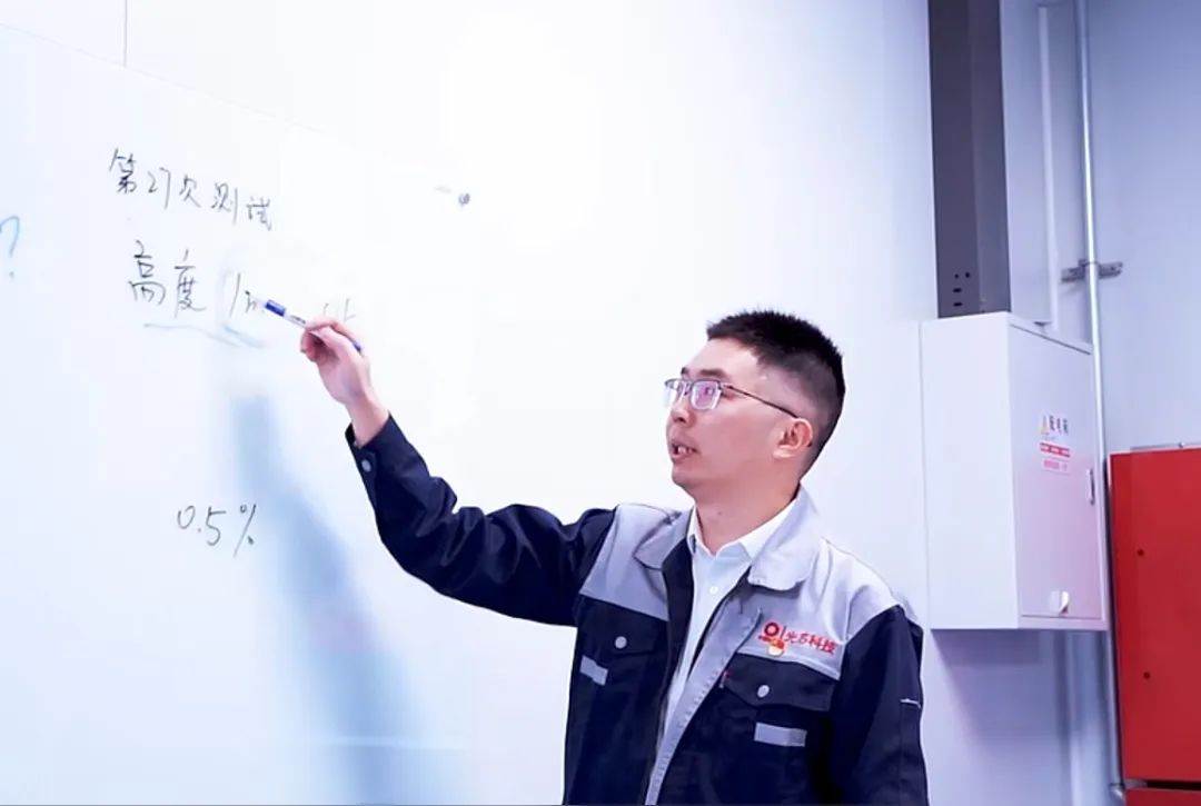 致敬劳模 | 从微光夜视到医疗级智能穿戴：王三昭的跨界创新之路
